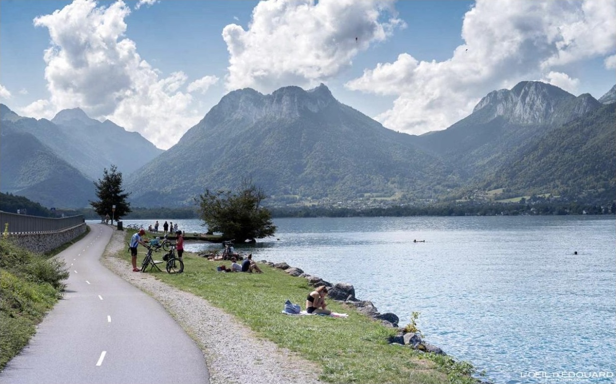 Cyclistes sur la Voie Verte au bord du lac d'Annecy